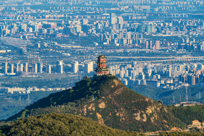 远眺北京西山定都阁