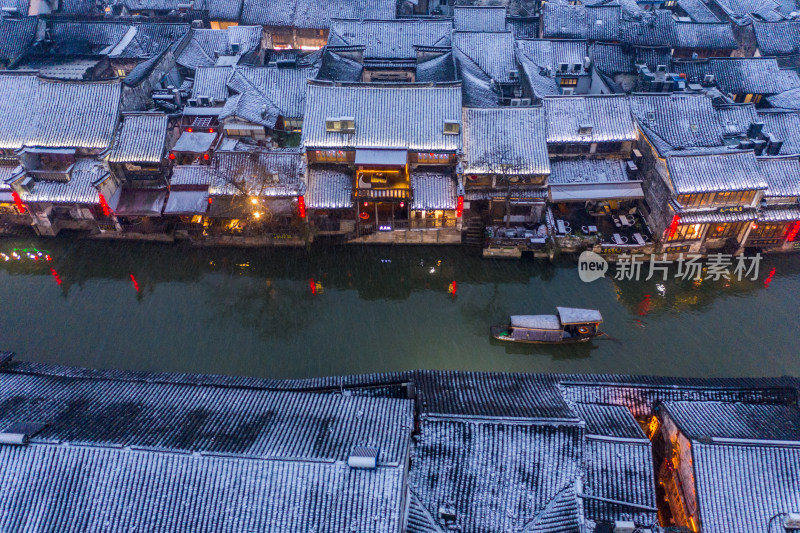 暮色中的古镇雪景