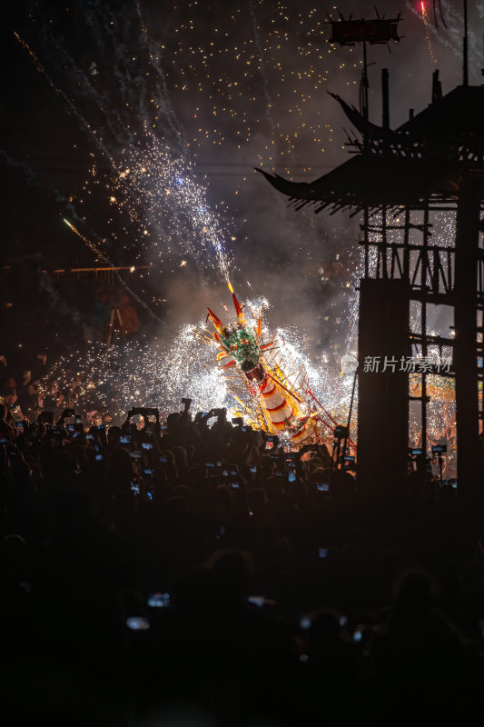 广东梅州中国非遗顺丰火龙狂舞夜焰火龙腾