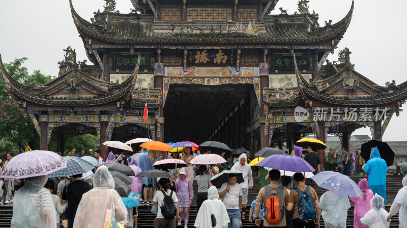 成都都江堰景区雨季的风景及游客