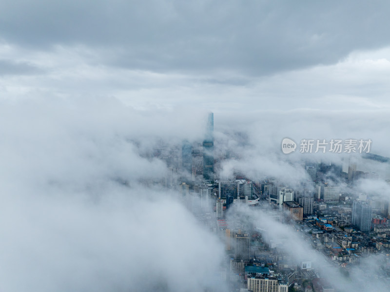 云雾缭绕中的长沙城市高楼鸟瞰景象