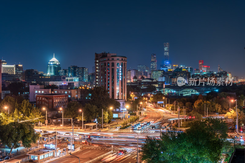 北京夜色道路交织下的繁华图景