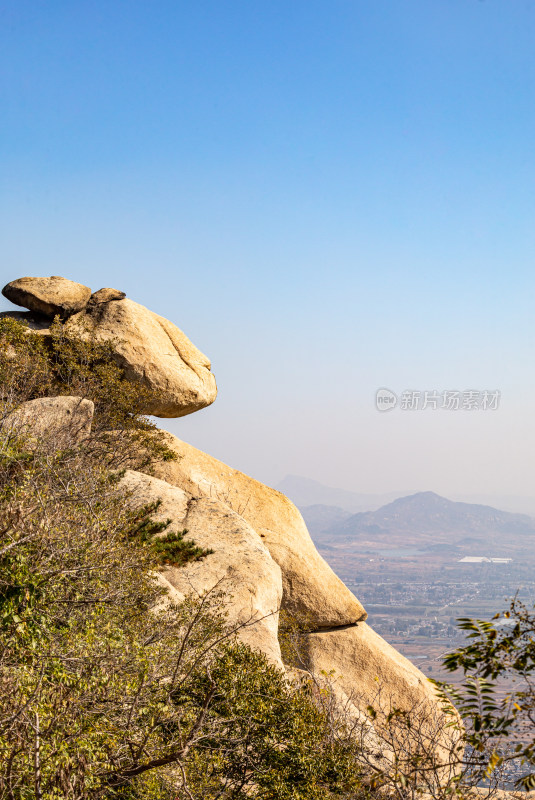 深秋中的山东济宁邹城峄山风景区自然景观