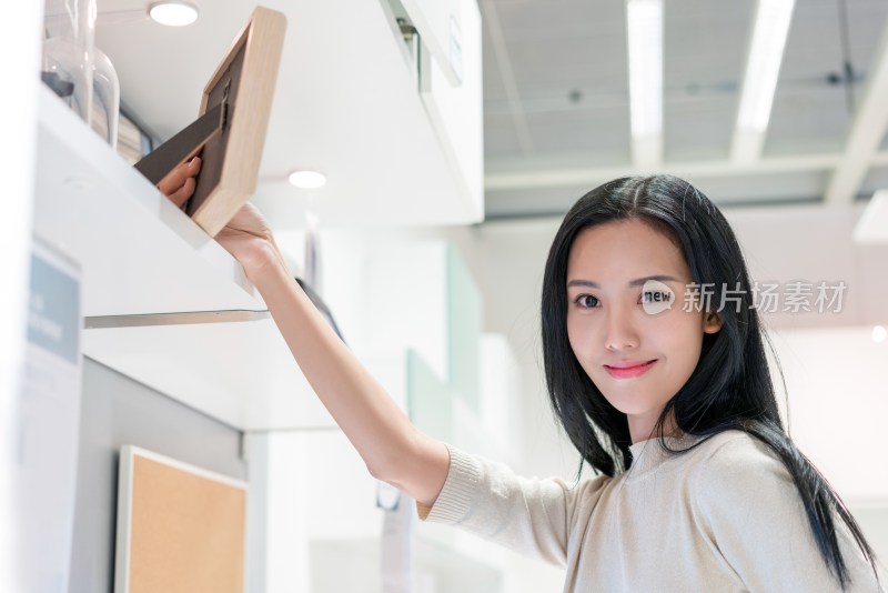 年轻女子选购家居用品