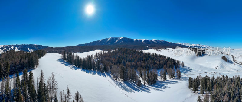 雪地中道路与建筑全景