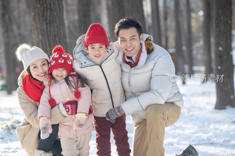 在雪地里玩耍的一家人