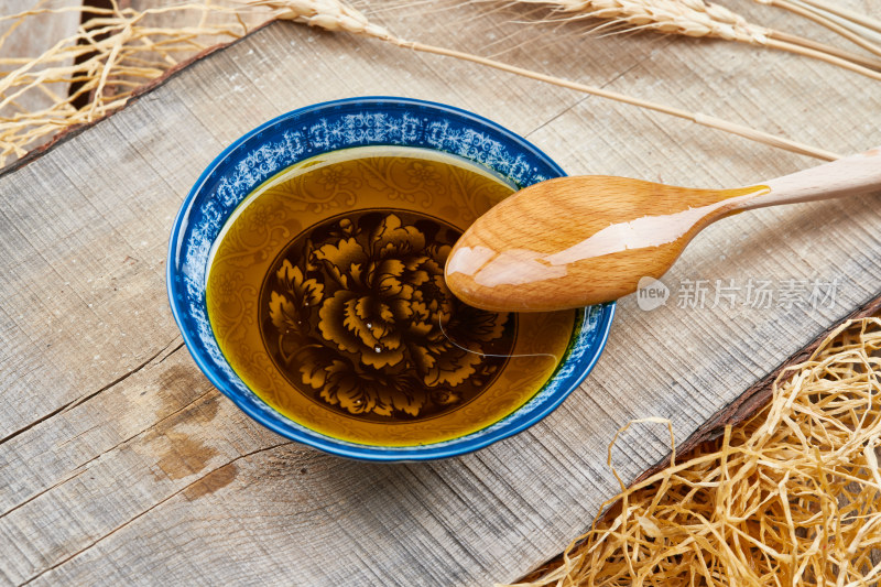 芳香四溢营养健康的胡麻亚麻籽食用油特写