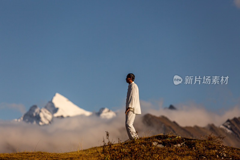 蓝天白云山峰云雾太极拳