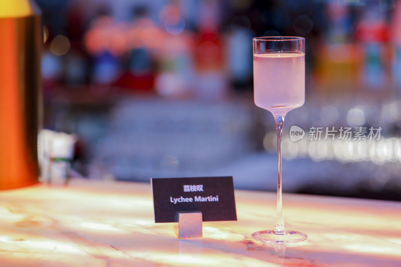 吧台上的荔枝马提尼鸡尾酒