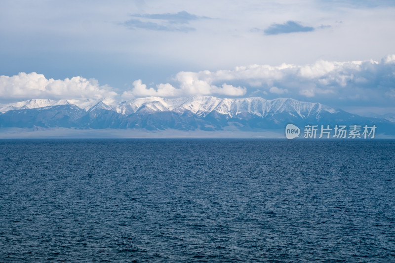 新疆赛里木湖蓝天白云雪山湖泊绝美风光