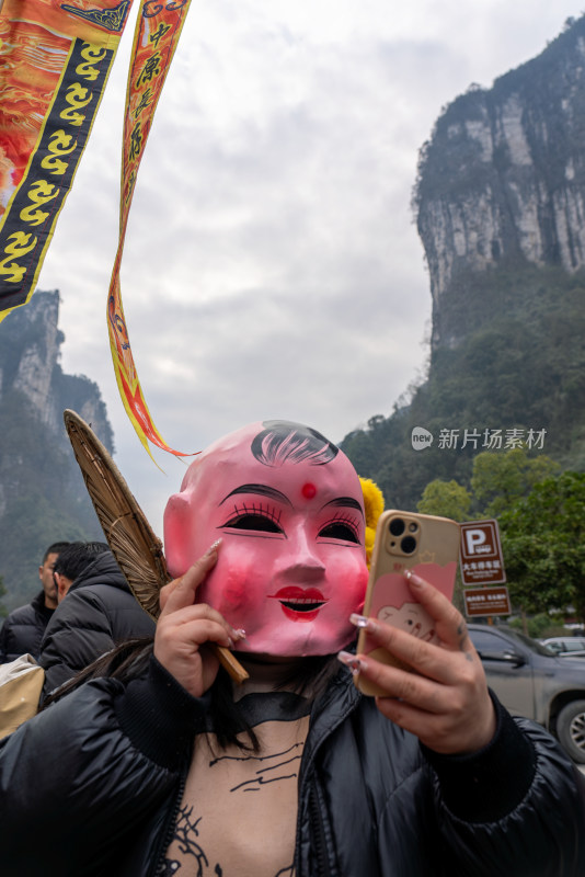 湘西吉首德夯苗寨新年人偶面具闹新春