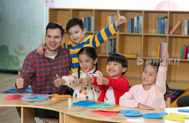 外籍老师和学生在一起