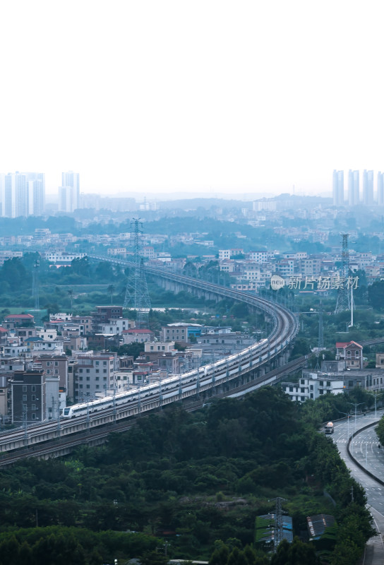 高铁穿行于城市建筑间的远景画面