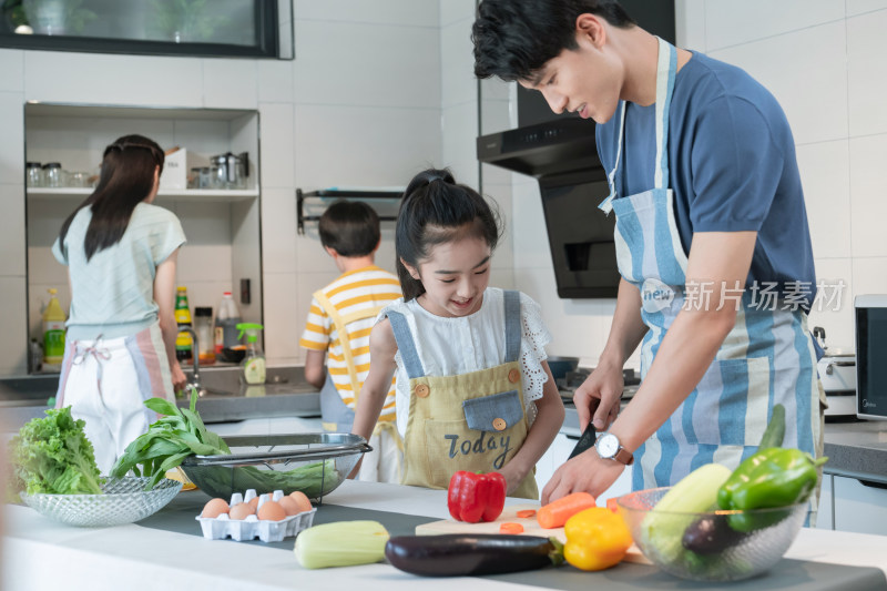 年轻父母教孩子学做饭