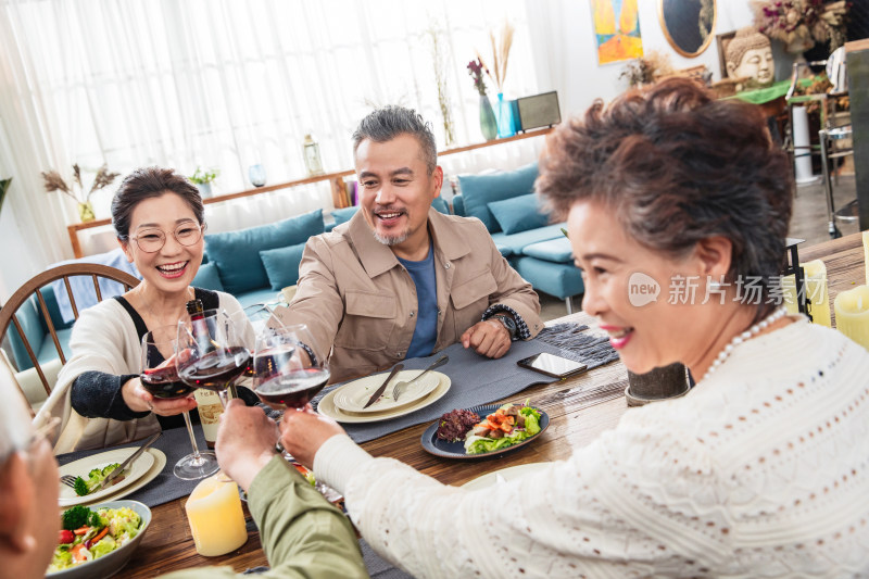 在家举杯庆祝的两对中老年夫妇