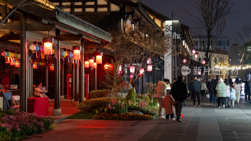 成都铁像寺水街新年氛围吸引市民打卡游玩