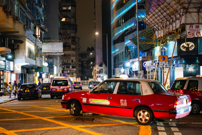 香港街头夜晚的出租车与车辆