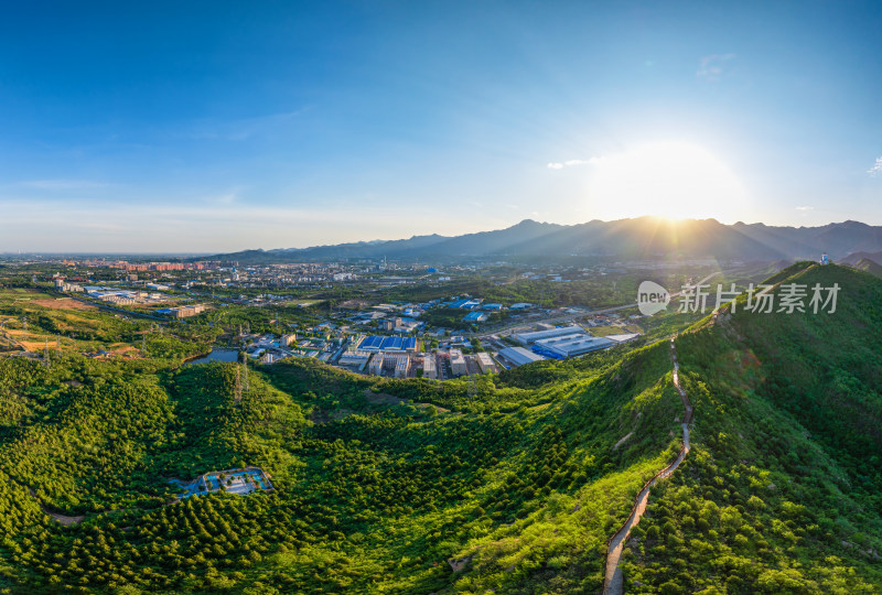 夕阳下的北京房山雾岚山登山步道与燕山石化