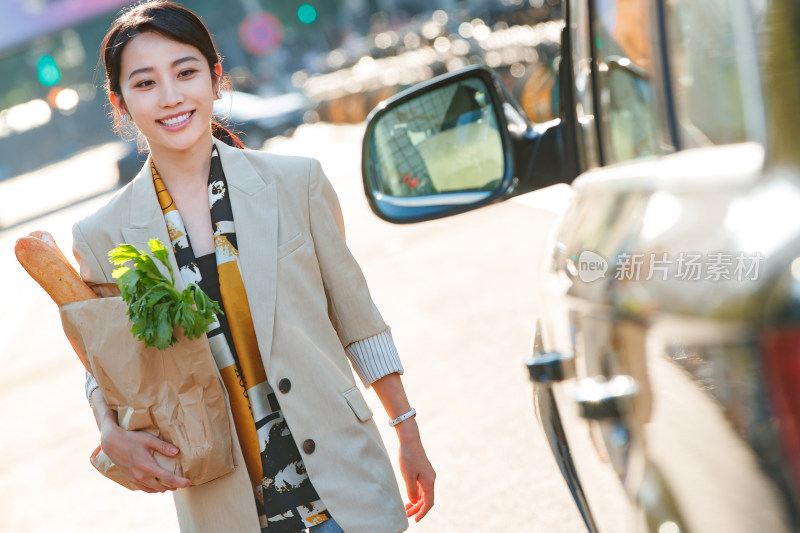 购物后的青年女人