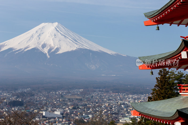 富士山远景下的日式建筑