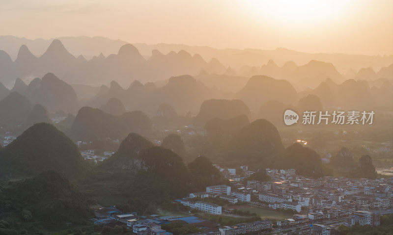 鸟瞰日落时分的桂林山景