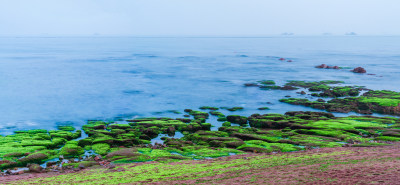 海边礁石带的自然风景