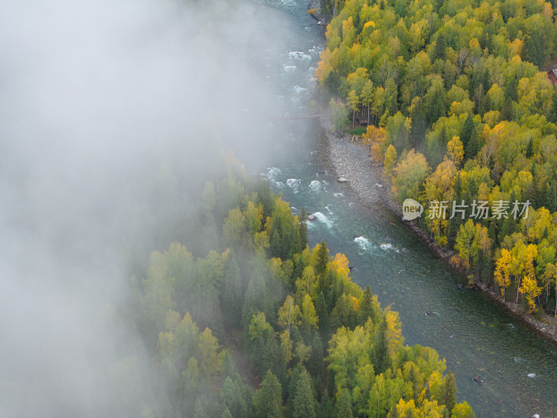 航拍秋天云雾缭绕的新疆禾木风景区
