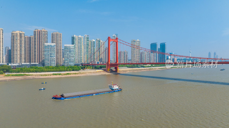 武汉鹦鹉洲长江大桥与长江航运
