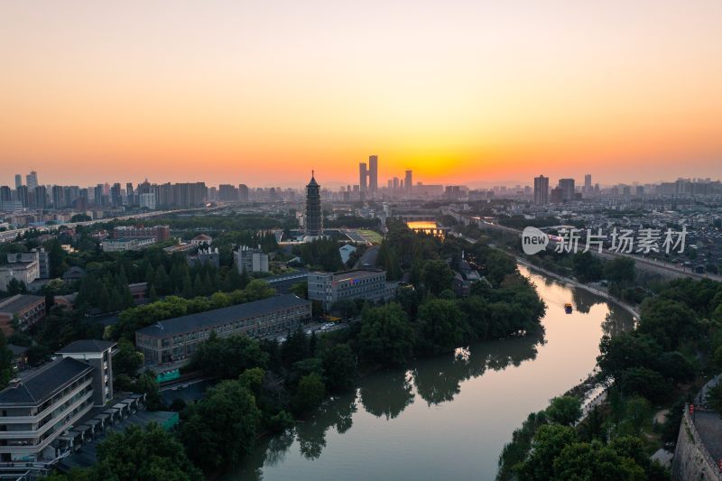 日落时南京秦淮河与大报恩寺