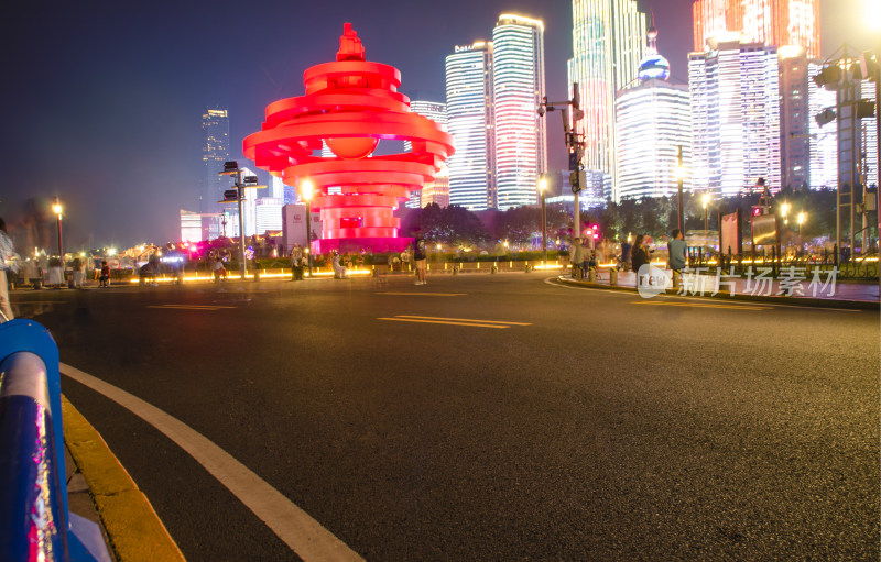 青岛五四广场道路旁的红色雕塑五月的风夜景