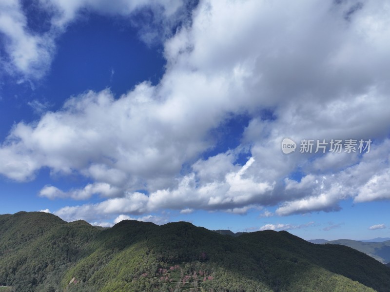 云南哀牢山脉大山森林蓝天白云