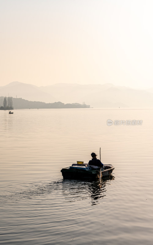 浙江宁波东钱湖晨雾景观