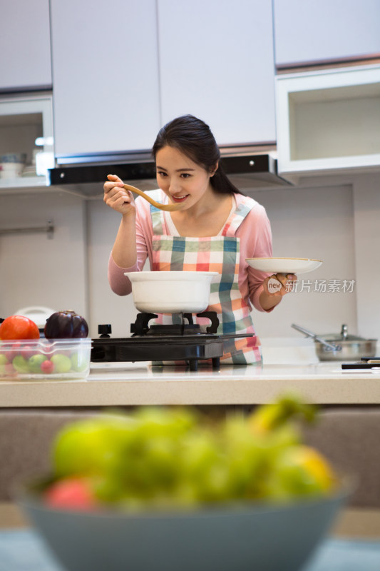 青年女人在厨房煲汤