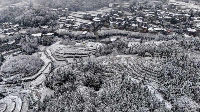 重庆酉阳：大雪纷飞赏雪忙