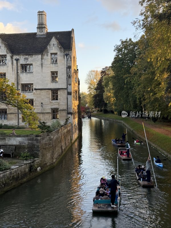 剑桥大学康河上的游船景观