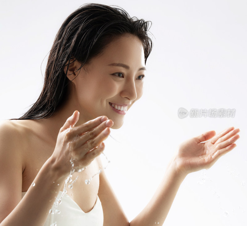 年轻女人洗脸