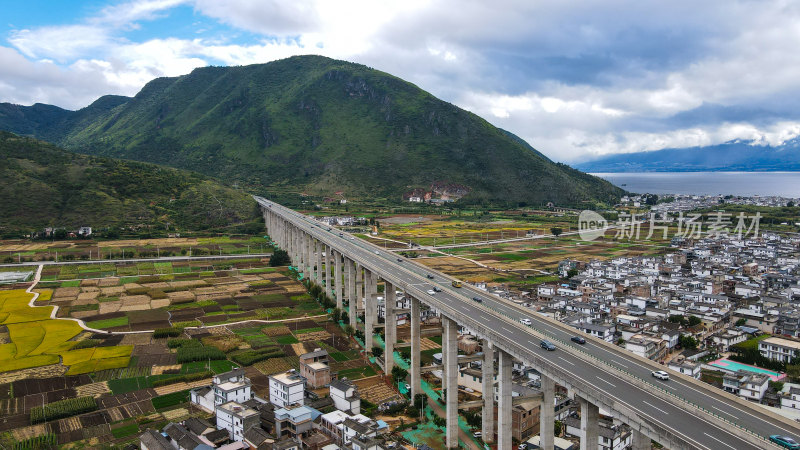 山区高架桥与公路俯瞰景象