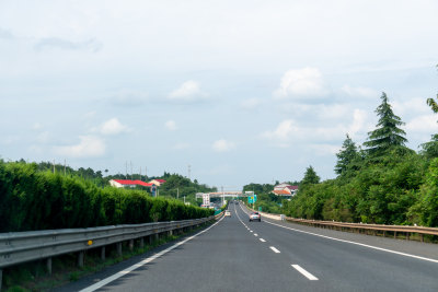 高速公路行驶的汽车第一视角