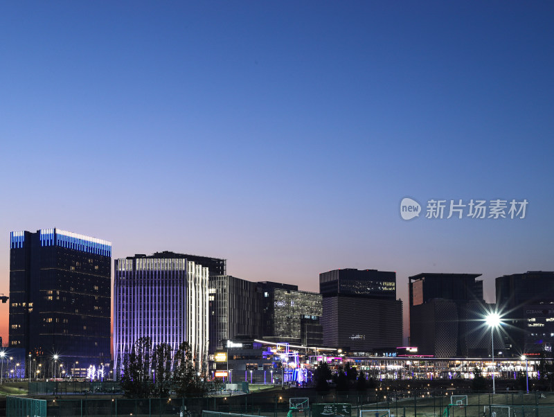 现代城市建筑摩天大楼的夜景风光背景图