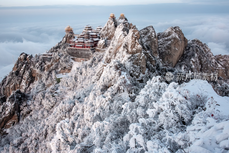 河南老君山雪后云海金顶建筑