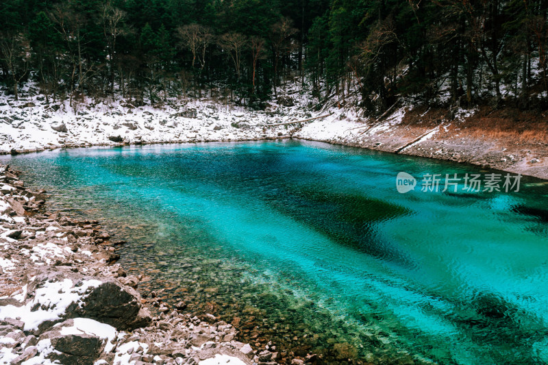 川西九寨沟冬季雪山碧蓝海子唯美