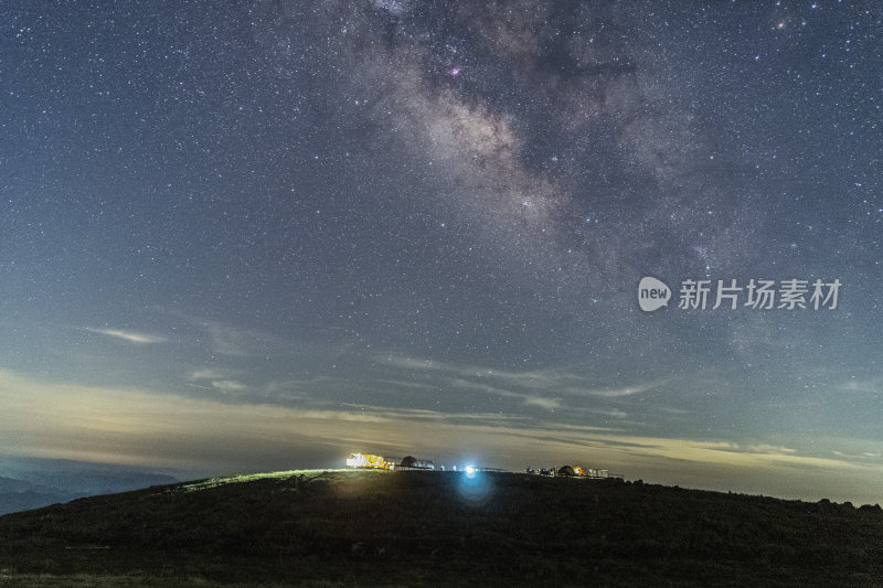 户外山顶上的璀璨星空夜景