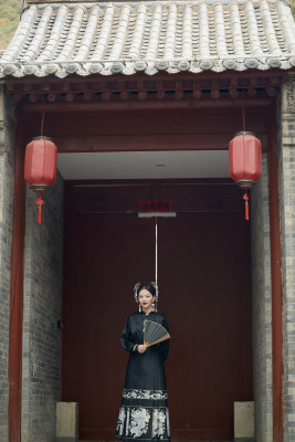 身穿中国汉族传统服饰马面裙的东方女性