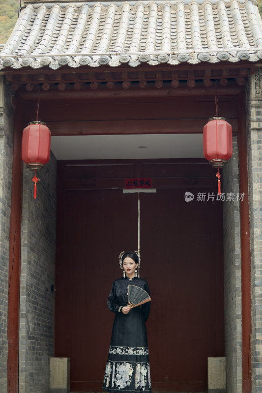 身穿中国汉族传统服饰马面裙的东方女性