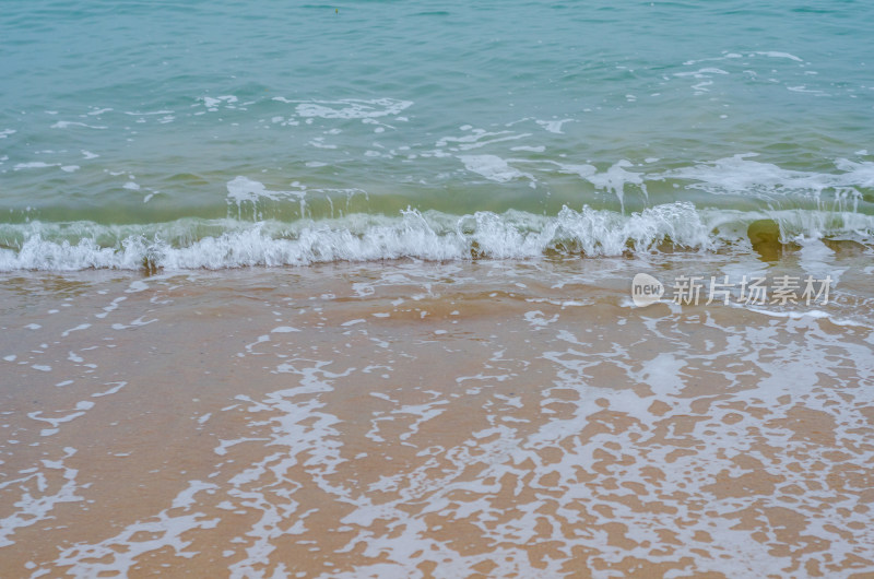 浪花和沙滩