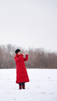 雪地里的红衣女子