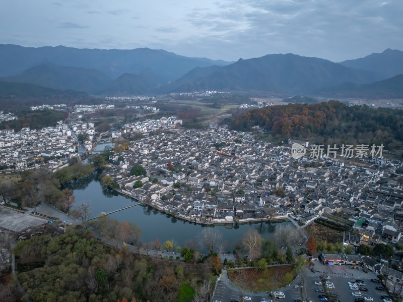 安徽黄山水墨江南宏村徽派建筑群秋色航拍