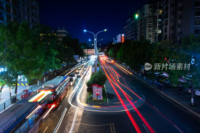 贵阳市花溪区城市道路长曝光车流光轨