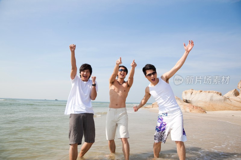 年轻人在海边度假