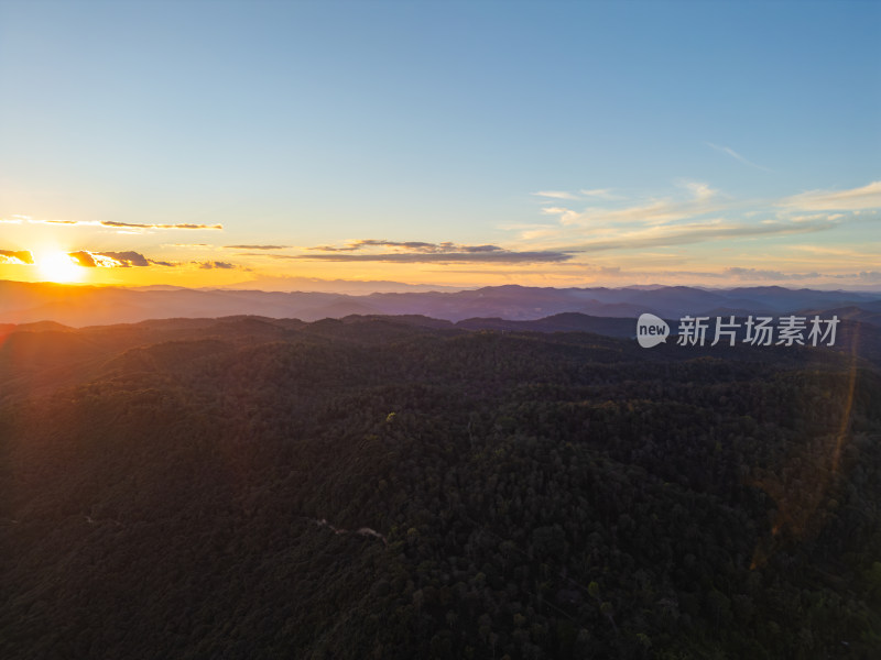 航拍山间日落的壮丽景色